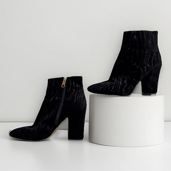 Louise et Cie Shoes - Louise et Cie Black Velvet Booties SZ 8.5 Zebra Texture Boots Dressy Mob Wife